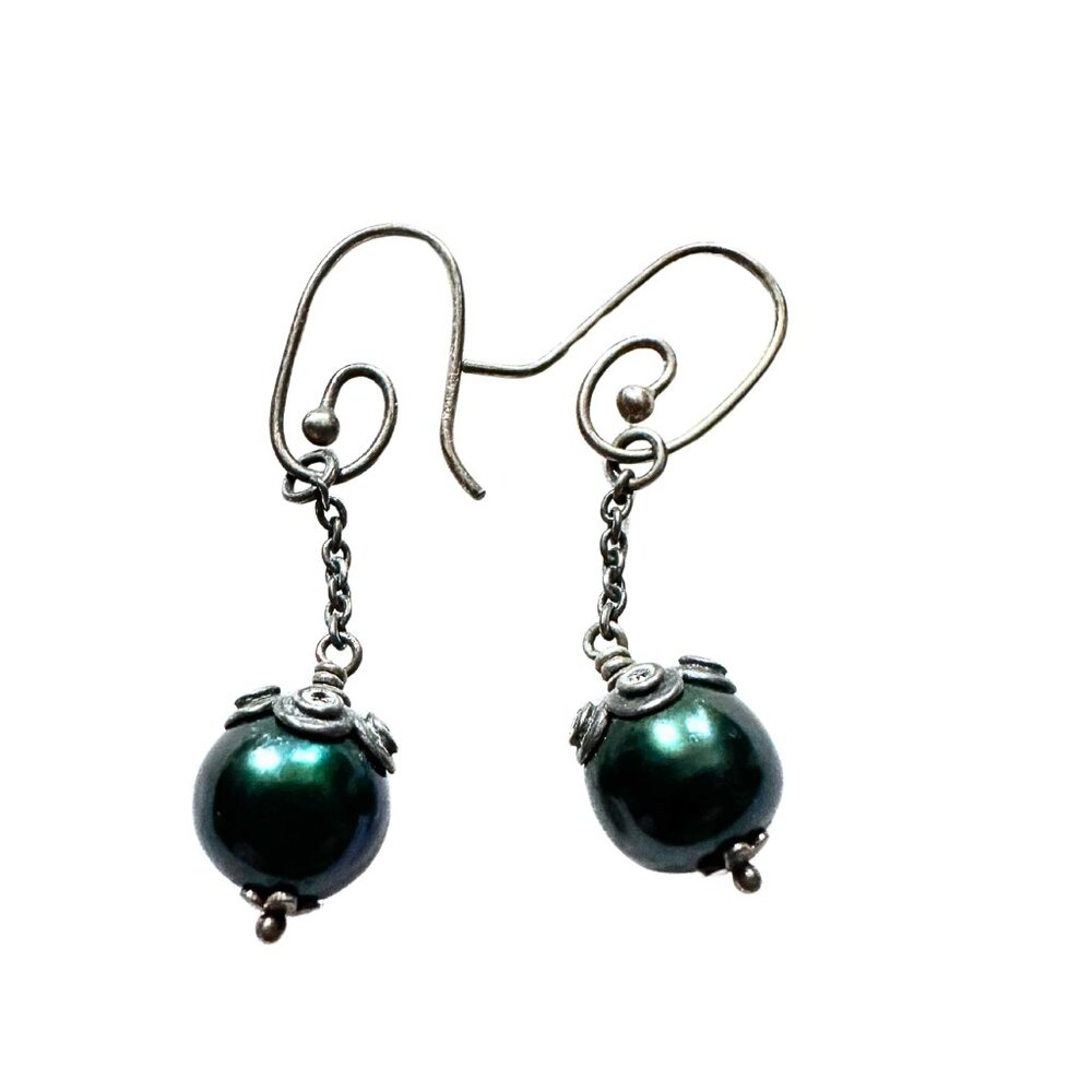 Vintage Allure: Iridescent Pearl Drop Earrings